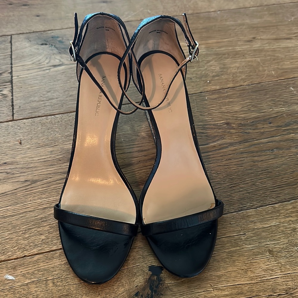 Black Banana Republic leather one-strap sandal, size US 9, very good condition